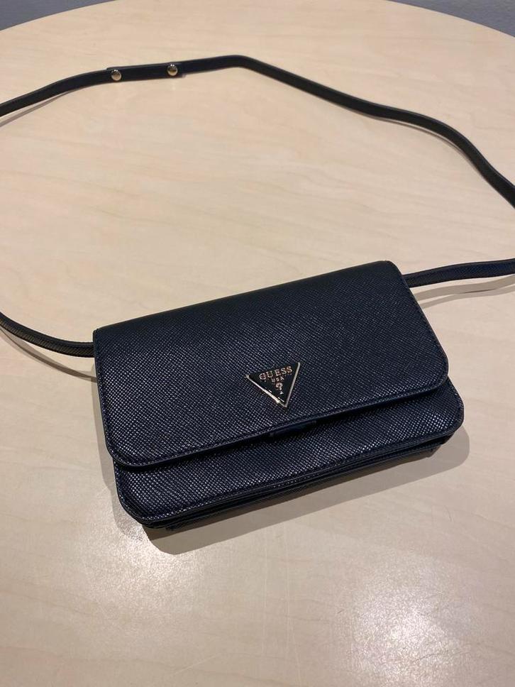 Guess schoudertas, Handtassen en Accessoires, Tassen | Damestassen, Zo goed als nieuw, Schoudertasje, Zwart, Ophalen