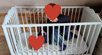 houten kinderbedje wit beschikbaar voor biedingen