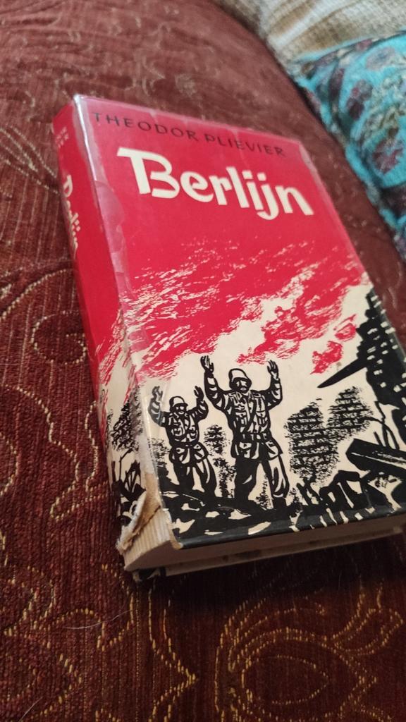 BERLIJN Theodor Plievier, Boeken, Oorlog en Militair, Gelezen, Ophalen of Verzenden