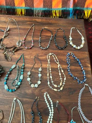 Halsketting per stuk:10€ beschikbaar voor biedingen