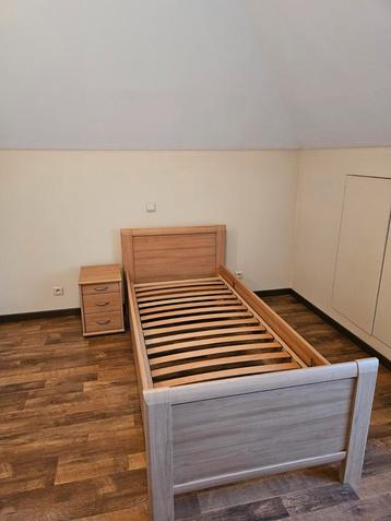 1p bed met nachtkastje beschikbaar voor biedingen
