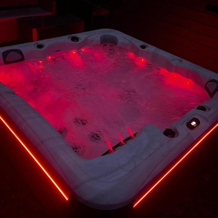 5 persoons jacuzzi 2ligplaatsen 200x200/Shiatsu/muziek, Tuin en Terras, Tuinsets en Loungesets, Nieuw, Ophalen