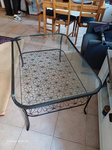 Table en fer forgé, Enlèvement