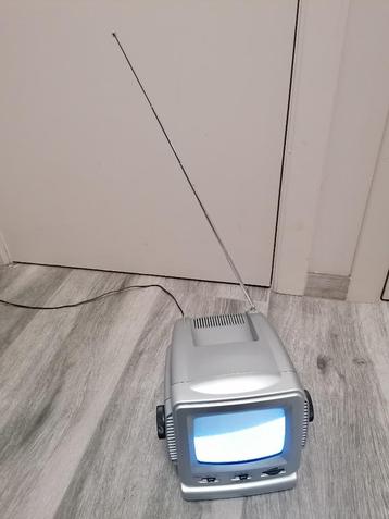 Vintage TV met FM radio beschikbaar voor biedingen