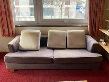 Salonzetel beschikbaar voor biedingen