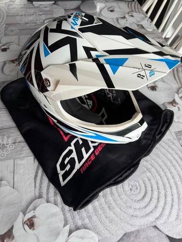 Casque de moto cross disponible aux enchères