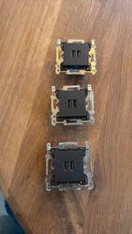 Niko 3x usb-A 2voudig stopcontact met antraciet afdekplaatje, Doe-het-zelf en Bouw, Elektriciteit en Kabels, Ophalen, Stopcontact
