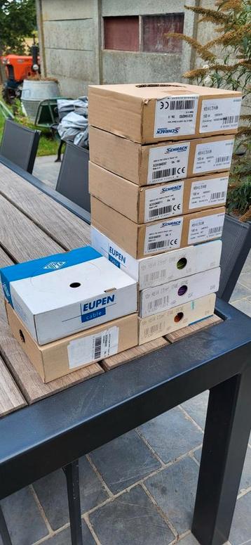 Nieuwe doosjes kabel en rol. beschikbaar voor biedingen