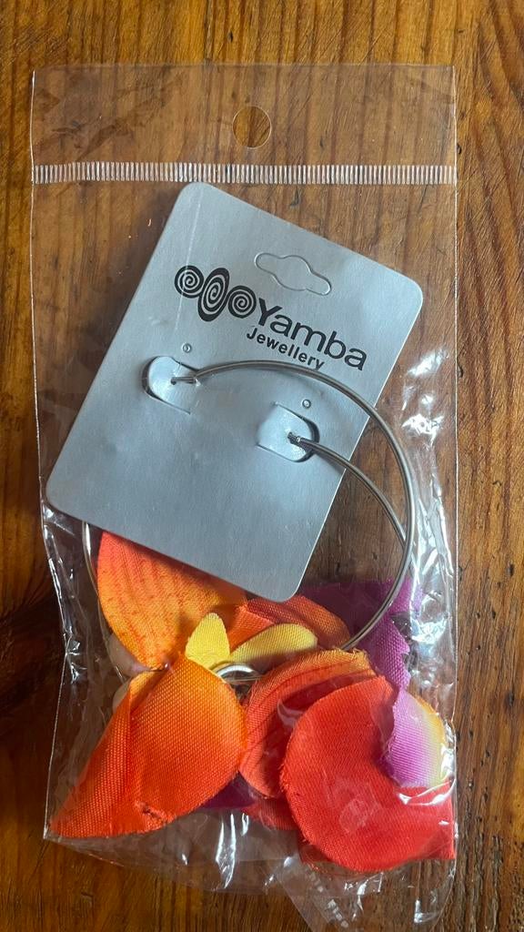 45 oorbellen van merk Yamba Jewellery, nieuw in verpakking, Handtassen en Accessoires, Oorbellen, Nieuw, Hangers, Overige materialen