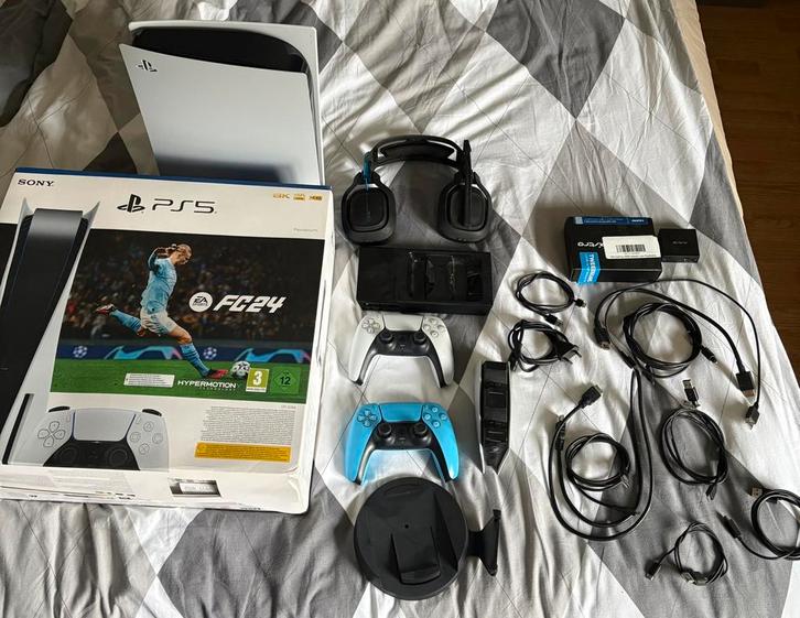 PS5 + Astro headset + 2 controllers, Games en Spelcomputers, Games | Sony PlayStation 5, Nieuw, Ophalen