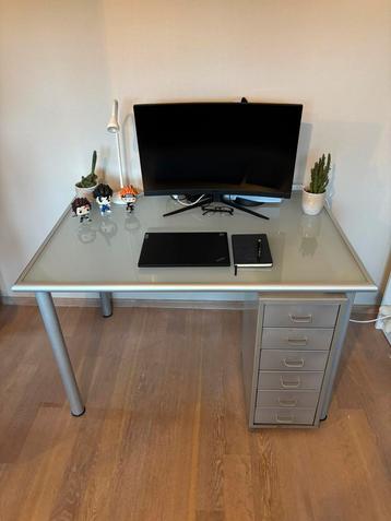 Metalen bureau met glazen blad en metale ladekastje beschikbaar voor biedingen