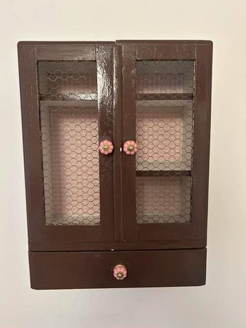 Vintage / brocante wandkastje beschikbaar voor biedingen