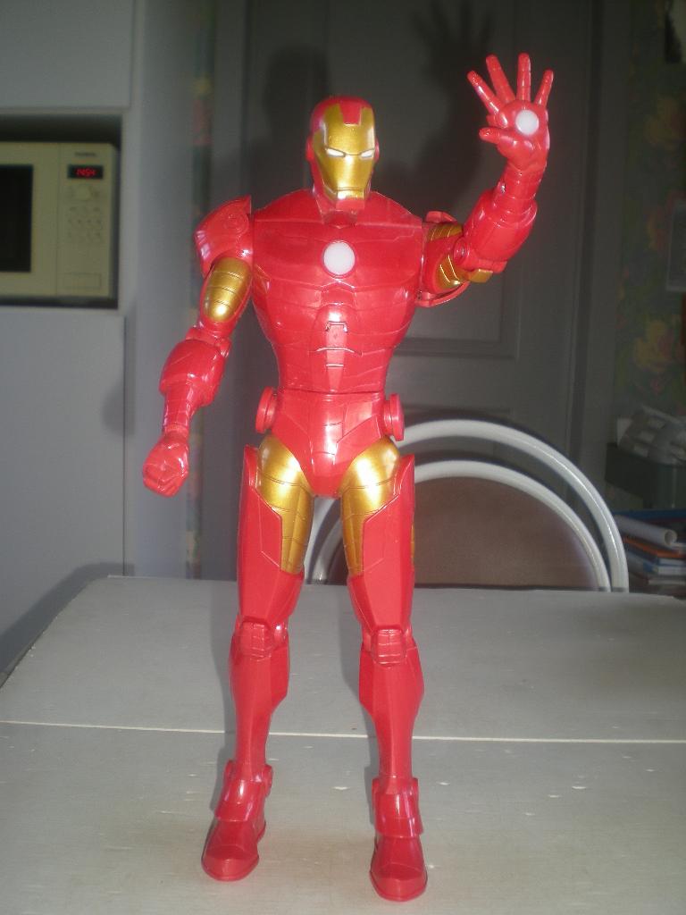 grote iron man met stem en geluid, Enlèvement ou Envoi, Comme neuf