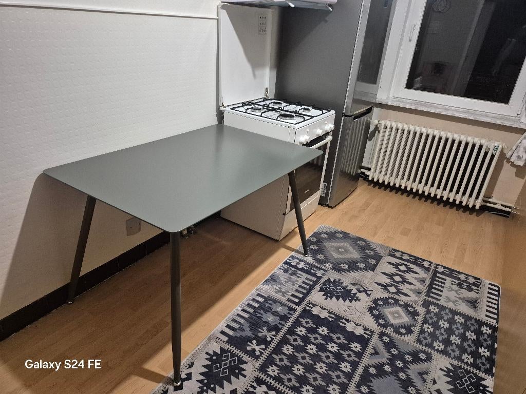 Tafel in nieuwe staat, heeft mooie donker grijs kleur, Huis en Inrichting, Tafels | Eettafels, Zo goed als nieuw, 50 tot 100 cm
