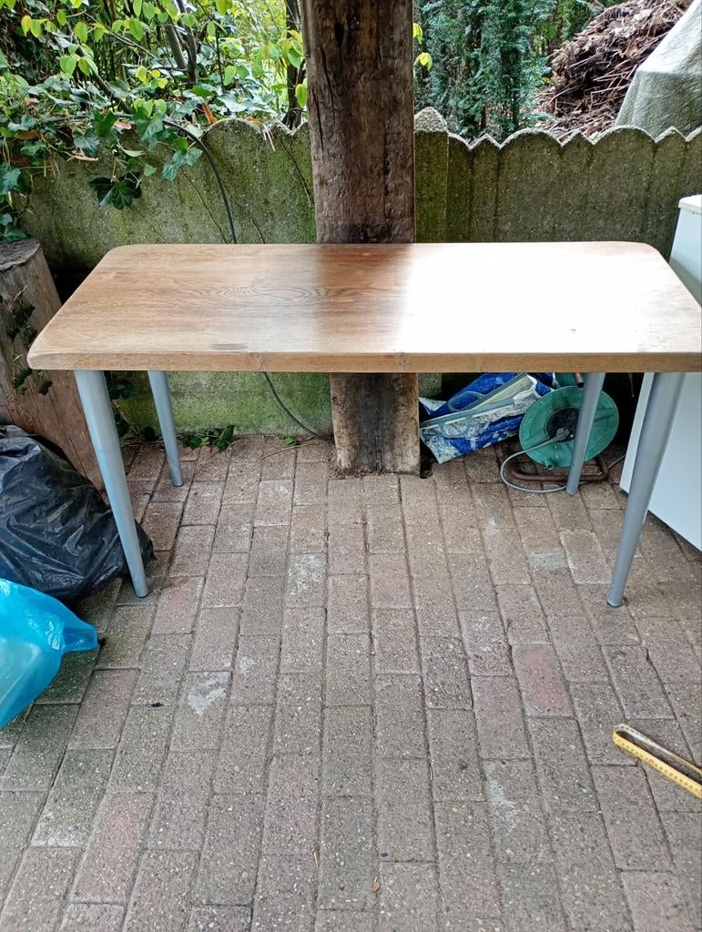 Tafelblad met metalen poten, Enlèvement