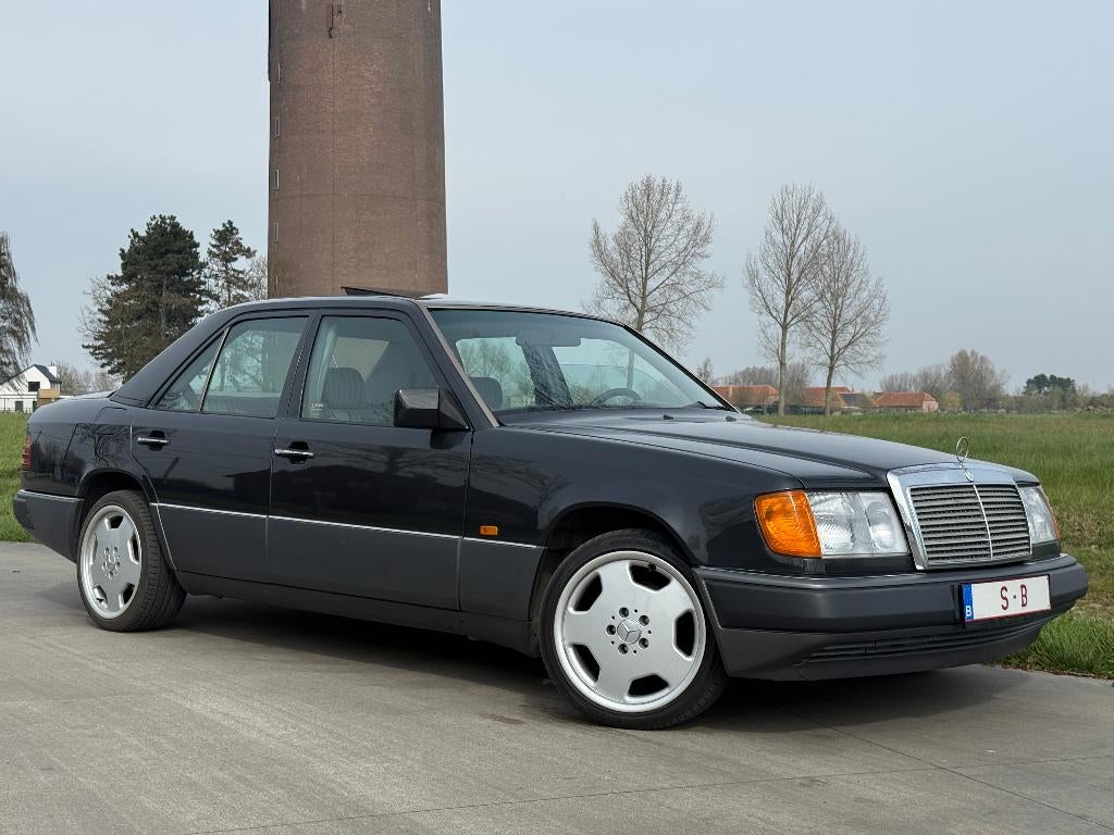 Oldtimer W124 Mercedes-Benz 300D OM603 met 184.000 KM, Autos, Mercedes-Benz, Bluetooth, Argent ou Gris, Achat, Boîte manuelle