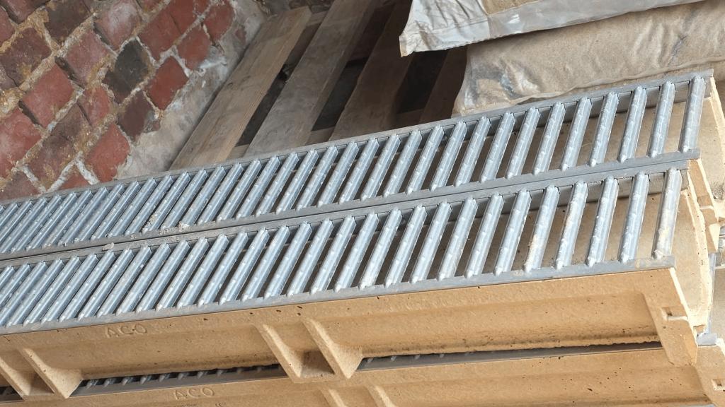 Afvoergoten+ roosters, Bricolage & Construction, Tuyaux & Évacuations, Enlèvement, Neuf, Évacuation