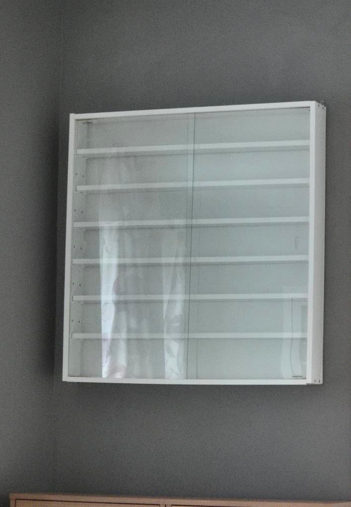 Vitrine murale pour divers objets de collections d'occasion, Maison & Meubles, Armoires | Vitrines, Verre