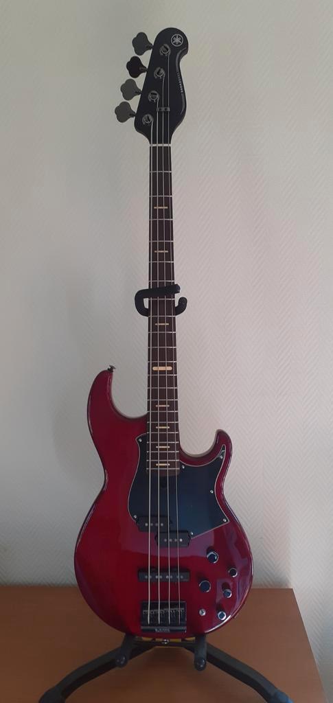 Yamaha BB734 AFRD vuurrood, Muziek en Instrumenten, Snaarinstrumenten | Gitaren | Bas, Zo goed als nieuw, Elektrisch, Ophalen