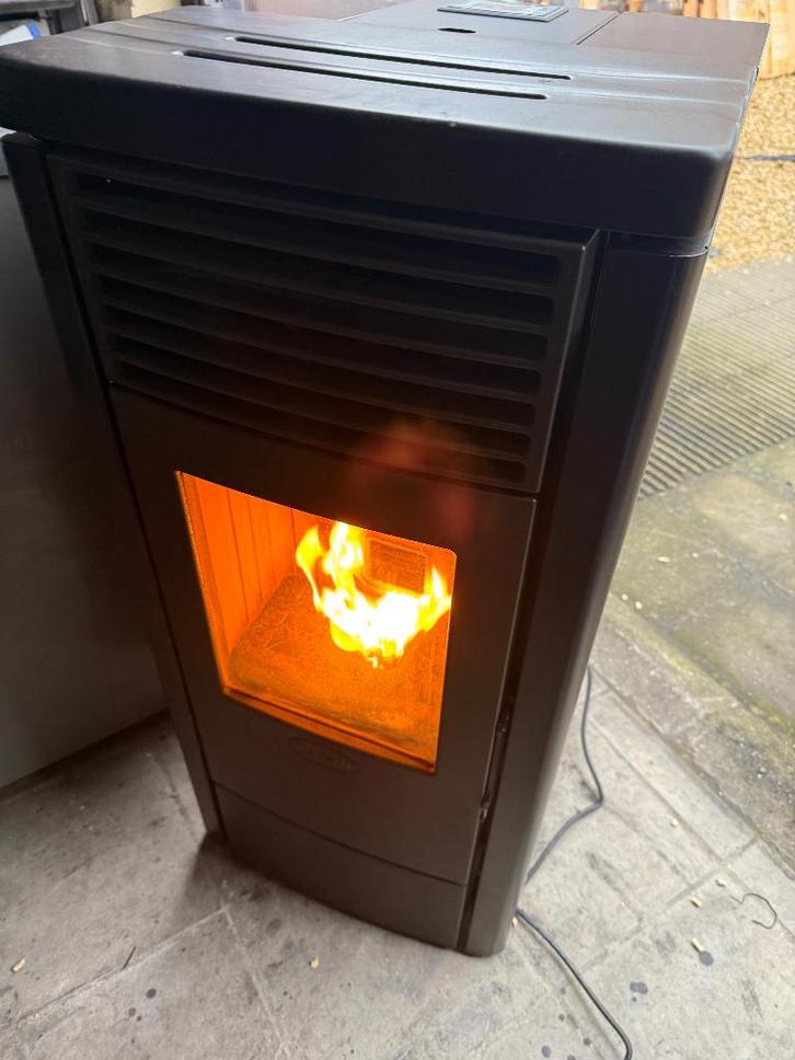 PELLET RAVELLI R70 NOIR 7KW ETAT NEUF, Huis en Inrichting, Kachels, Zo goed als nieuw, Vrijstaand, Pelletkachel, Overige brandstoffen