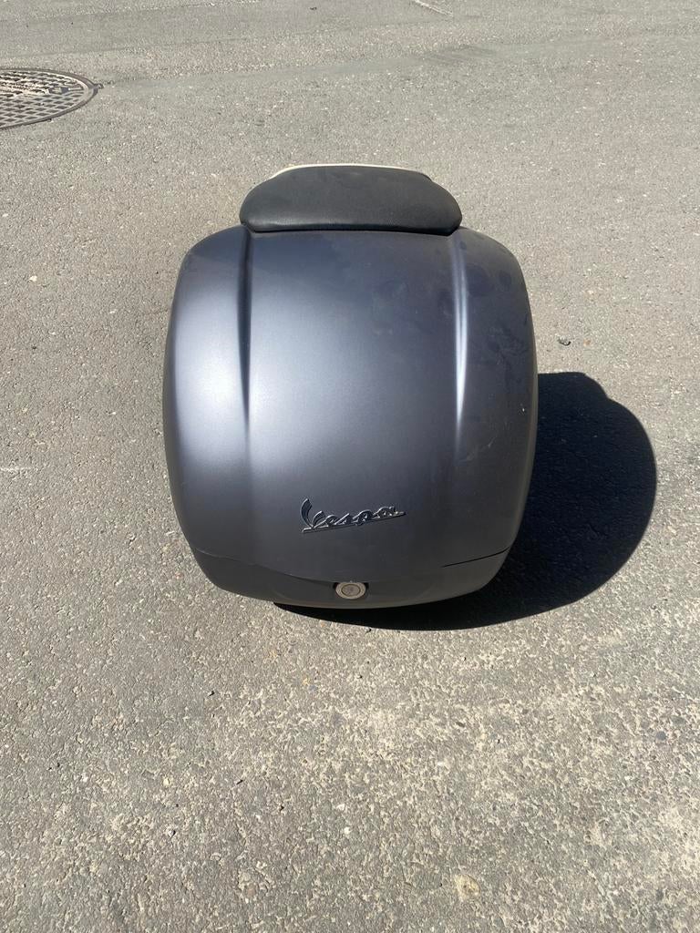 Topcase Vespa d'origine (gris mat) — État neuf + dossier, Vélos & Vélomoteurs, Pièces de cyclomoteur | Général, Neuf, Autres types