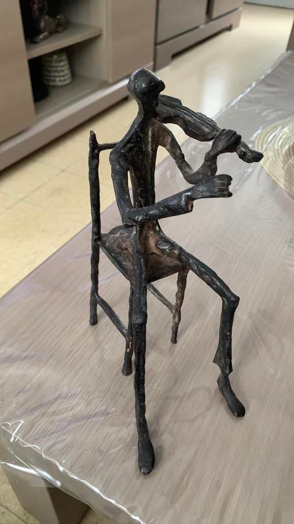 Een violist op een stoel, Ophalen, Brons