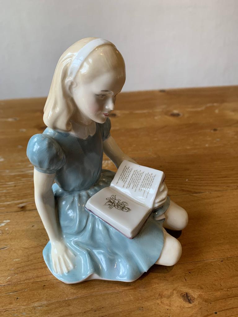 Figurine porcelaine Doulton "Alice au pays des merveilles", Antiquités & Art, Enlèvement ou Envoi