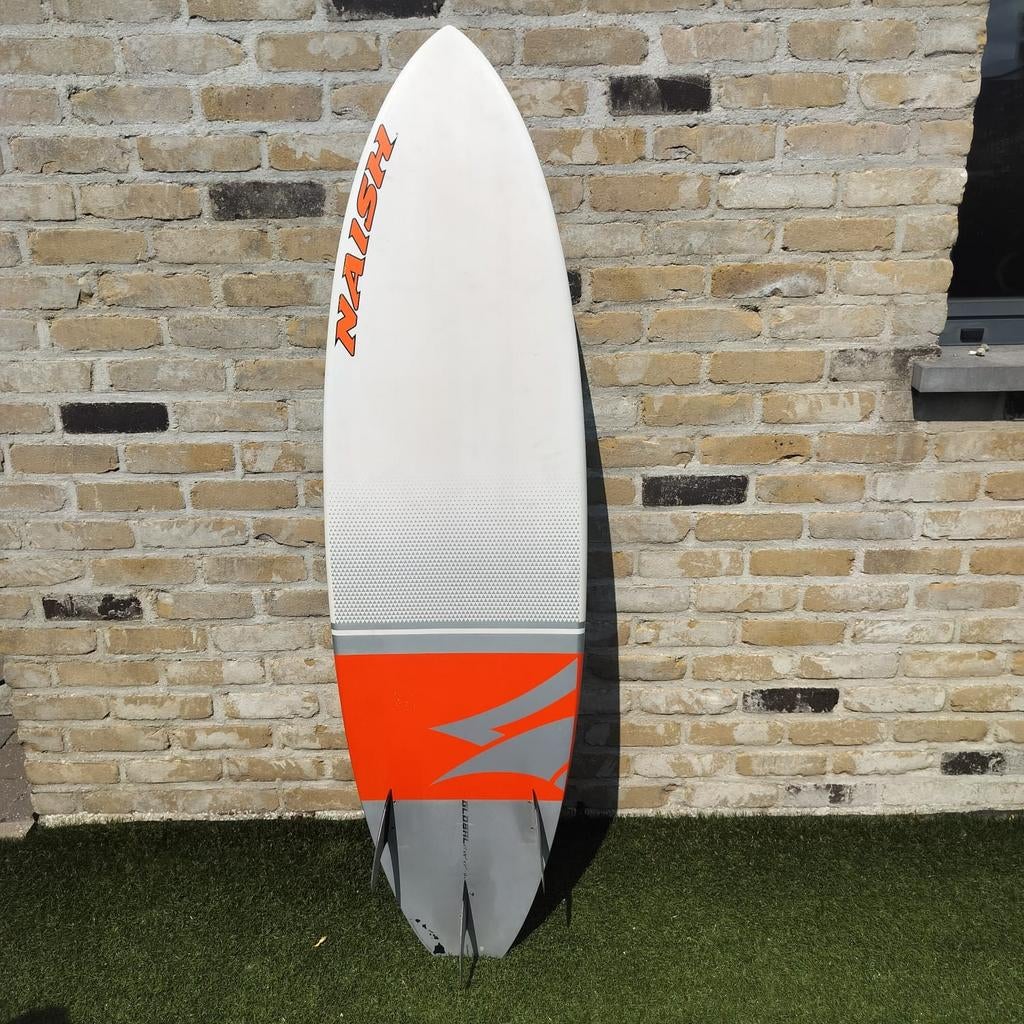 Naish global 5'7, Watersport en Boten, Golfsurfen, Ophalen, Zo goed als nieuw, Shortboard, Met vinnen