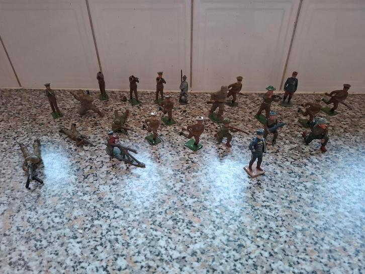 22 antieke metalen soldaatjes Britains, Verzamelen, Poppetjes en Figuurtjes, Gebruikt, Ophalen of Verzenden