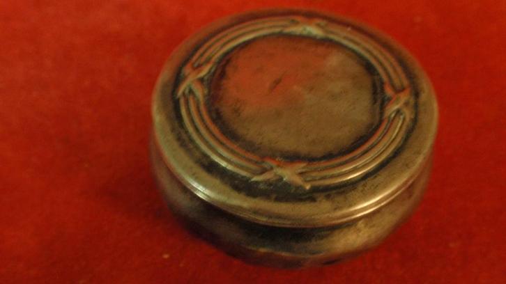 Antiek massief zilveren pillen of snuif doosje, Antiquités & Art, Antiquités | Argent & Or, Argent, Enlèvement ou Envoi