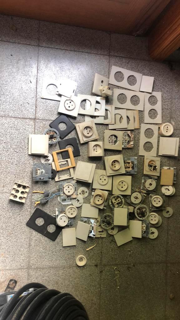 Pakket afdekplaten, schakelaars, stopcontacten…., Doe-het-zelf en Bouw, Elektriciteit en Kabels, Gebruikt, Ophalen