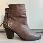 Bottines en cuir suédé Invito taille 42, Vêtements | Femmes, Chaussures, Gris, Enlèvement ou Envoi, Boots et Botinnes, Porté