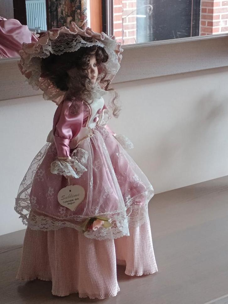 Pop porseleinen pop Victoriaanse klederdracht met standaard, Verzamelen, Poppen, Pop, Verzenden