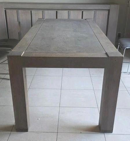 Grote stevige vol houten tafel te koop wegens verhuis buiten, Huis en Inrichting, Ophalen