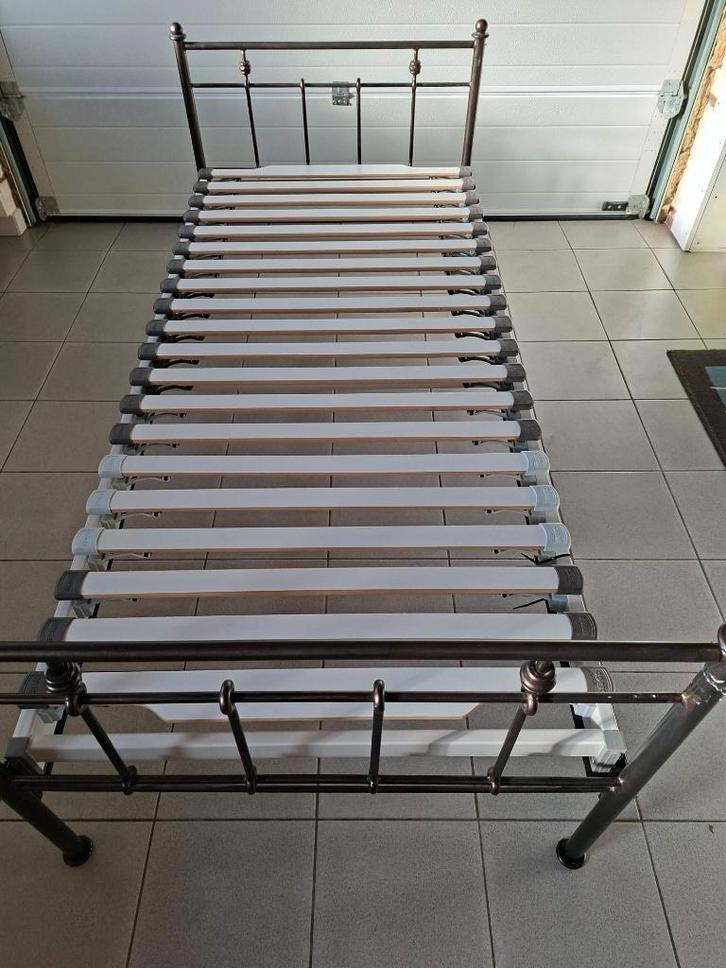 1 persoonsbed + lattenbodem Beka - metaal, retrolook, Enfants & Bébés, Chambre d'enfant | Lits, Utilisé, Sommier à lattes, Enlèvement