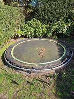 Trampoline, enterré., Enlèvement