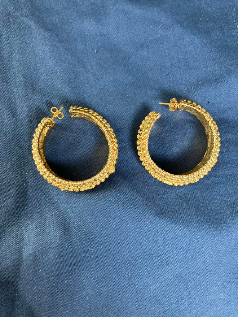 Grote vintage gouden oorbellen (gesigneerd “V”), Handtassen en Accessoires, Oorbellen, Ophalen, Zo goed als nieuw, Goud