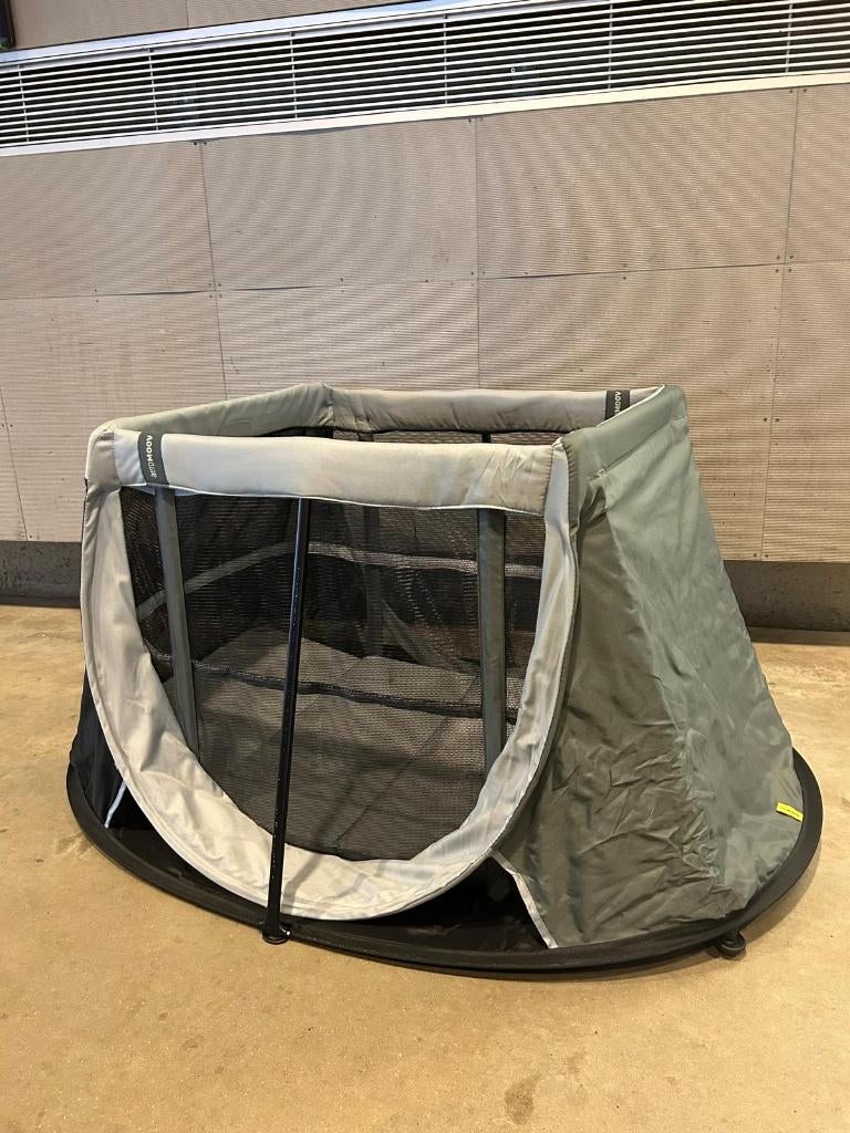 Handig plooibaar reisbedje AEROMOOV te  koop, Ophalen, Zo goed als nieuw, Minder dan 140 cm, Matras