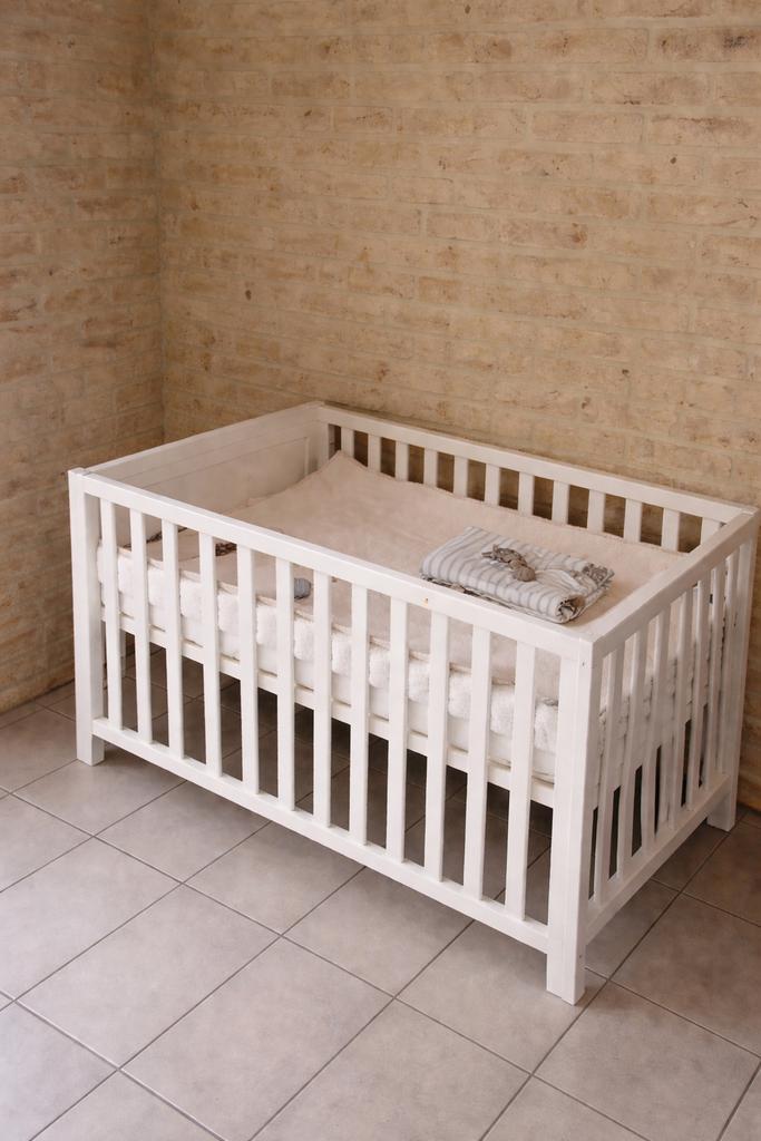 Kinder bedje twee niveaus, Kinderen en Baby's, Kinderkamer | Complete kinderkamers, Ophalen of Verzenden, Zo goed als nieuw