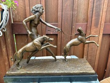 bronzen sculptuur vrouw m 2 honden windhonden jacht, Enlèvement ou Envoi