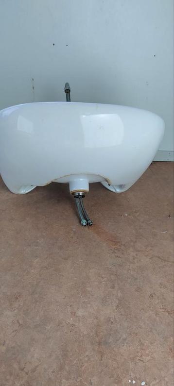 Lavabo met kraan beschikbaar voor biedingen