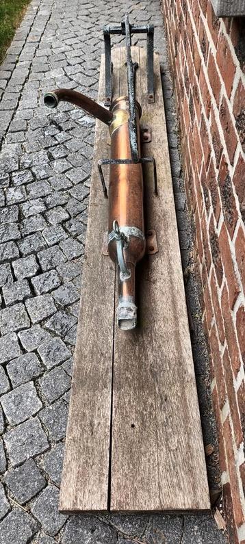 Oude pomp op eiken balk beschikbaar voor biedingen