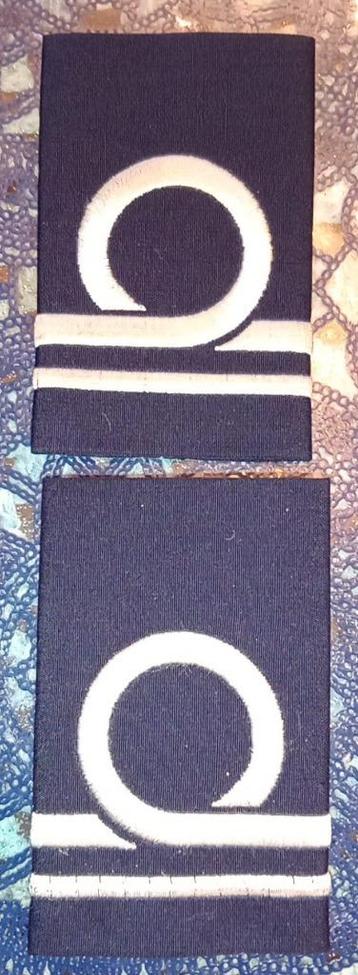 2 grades d'Adjudant- Chef de la Force Aérienne .