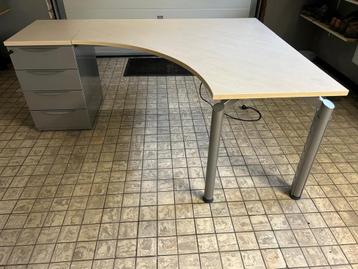 Bureau d'angle disponible aux enchères