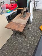 singer v145284 vintage op tafel, Ophalen