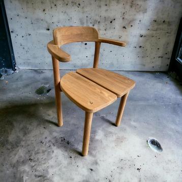 Retro massief houten stoel met armleuning in brutalist stijl
