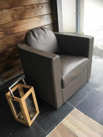 Twee prachtig lederen zeteltjes voor mancave, poolhouse ... beschikbaar voor biedingen