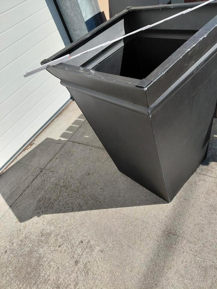 Plantenbak zwart 2 stuks goede staat, door verhuis, Tuin en Terras, Bloembakken en Plantenbakken, Ophalen