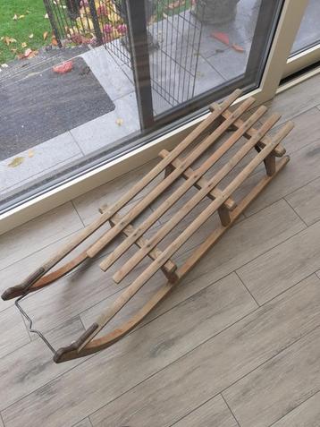 Te koop een houten slee  beschikbaar voor biedingen