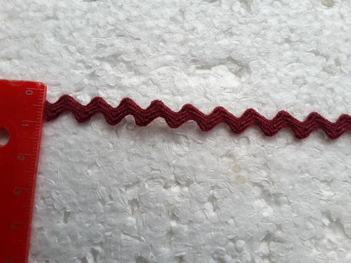 0,8 mm bordeauxrood zigzag serpentijnlint GS0895, Hobby en Vrije tijd, Naaien en Fournituren, Nieuw, Ophalen of Verzenden